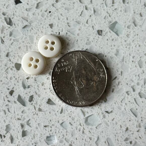 2 Vintage 60s White Floral Round 4 Hole Sewing Buttons Embellishments Notions - Picture 5 of 5